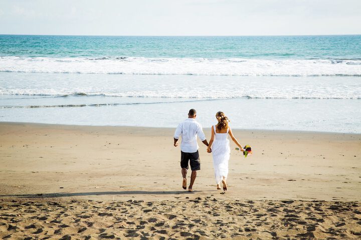 Wedding couple A beach wedding in Costa Rica